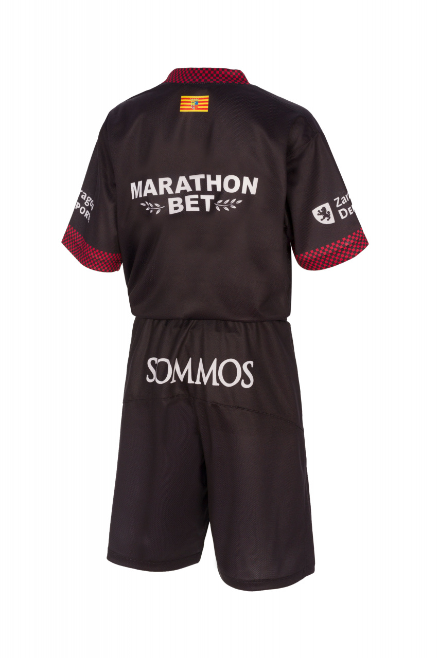 EQUIPACION INFANTIL NEGRA SERIGRAFIADA + BALON FIRMADO